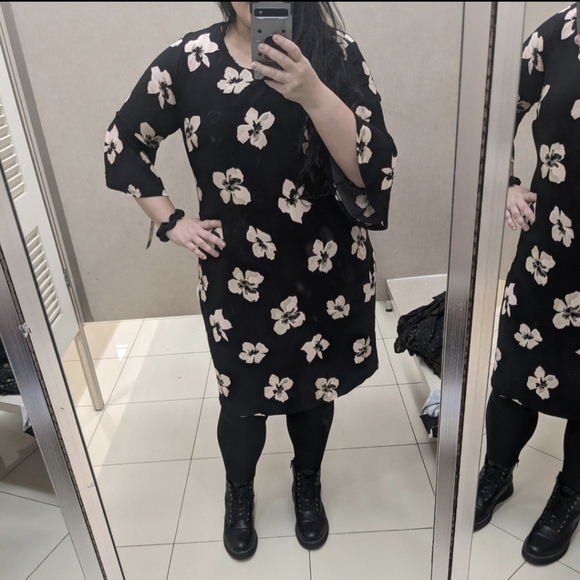 Tommy Hilfiger Plus Size Floral Dress with Bell sleeves - 18W - Picture 7 of 7